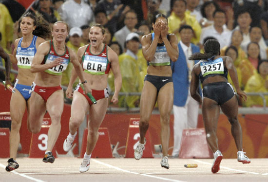 图文-田径女子4x100米预赛 威廉姆斯回身取棒