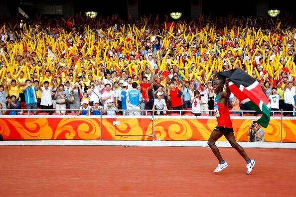 图文-男子马拉松肯尼亚选手夺金 全场观众的欢呼