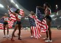 图文-[奥运]女子4x400米接力 美国队身披国旗庆祝