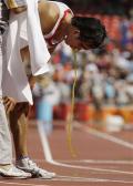 图文-男子马拉松肯尼亚选手夺金 累得呕吐在跑道上