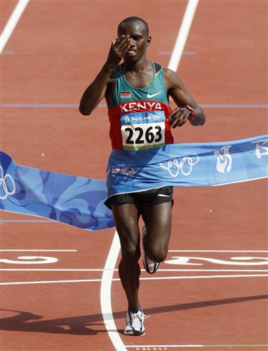 图文-男子马拉松肯尼亚选手夺金 冲过终点落下泪