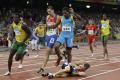 图文-奥运男子4X400米美国夺金 躲闪倒地运动员