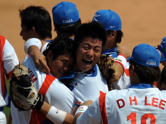 图文-男子棒球韩国队战胜日本队 韩国队员庆祝胜利