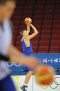 图文-俄罗斯男篮赛前训练 球员进行投篮练习
