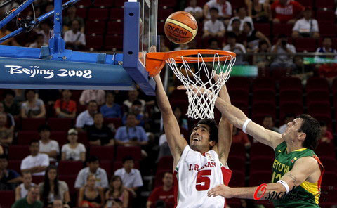 图文-奥运会男篮伊朗对战立陶宛 双方队员挣抢篮板