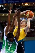 图文-奥运会11日女篮小组赛赛况 看她破除夹击