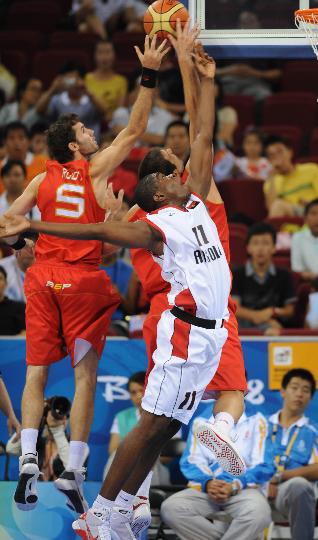图文-男篮预赛安哥拉50-98西班牙 双方在篮下争抢