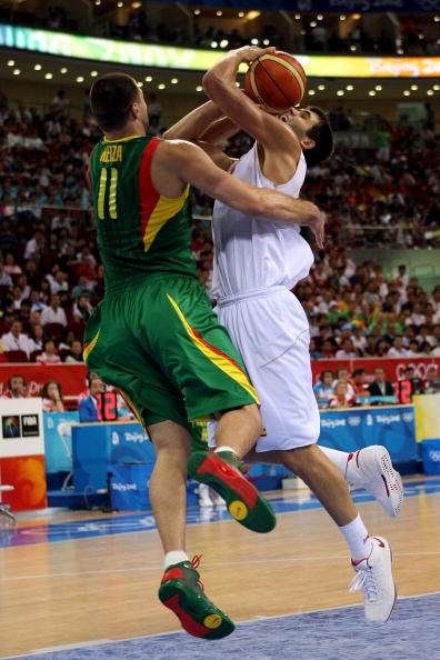 图文-男篮立陶宛vs西班牙 强行上篮遭遇对手封盖
