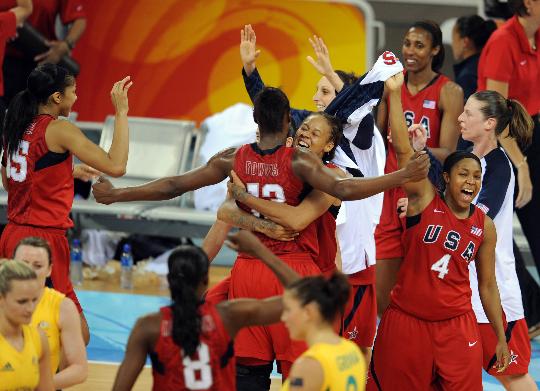 图文-美国女篮战胜澳大利亚夺金 终于可以庆祝了