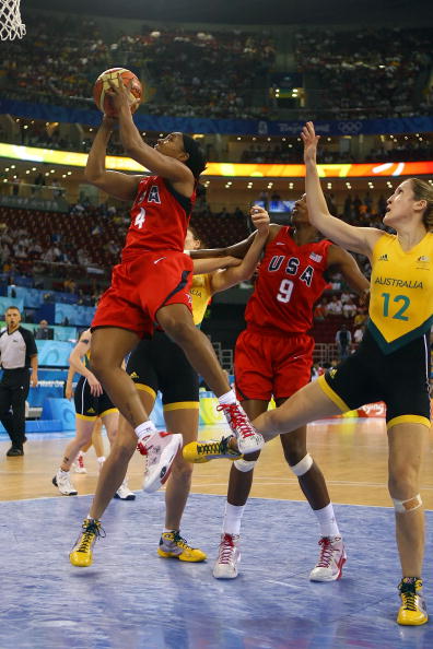 图文-女子篮球精彩瞬间回顾 突破上篮如入无人之境