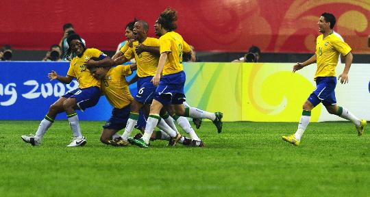 图文-巴西1-0比利时 巴西国奥队球员庆祝进球