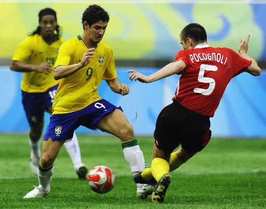 图文-巴西1-0比利时 巴西国奥队帕托与对手拼抢