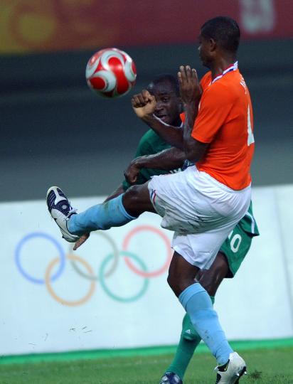 图文-荷兰国奥0-0尼日利亚 伊萨克与亚林斯拼抢