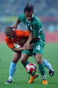 图文-荷兰国奥0-0尼日利亚 奥德姆温吉与祖富隆拼抢