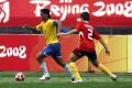图文-奥运男足巴西1-0比利时 小罗带球随时面对防守