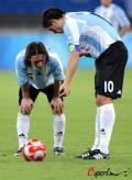 图文-科特迪瓦国奥VS阿根廷国奥 巨星间的对话