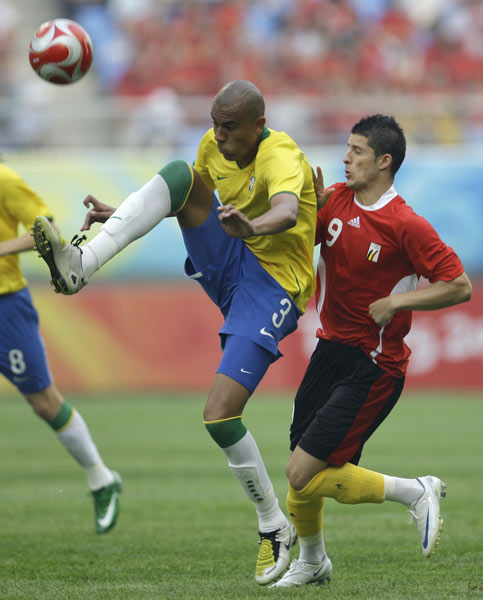 图文-奥运男足巴西VS比利时 阿莱克斯大脚解围