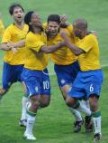 图文-巴西1-0比利时 埃尔南斯与队友一同庆祝进球