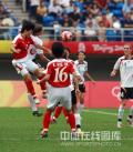 图文-[奥运会]朝鲜女足0-1德国 空中争夺激烈