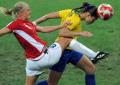 图文-女足巴西2比1胜挪威晋级四强 双方激烈拼抢