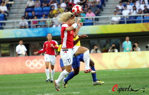 图文-巴西女足2-1挪威进入四强 挪威队员争顶