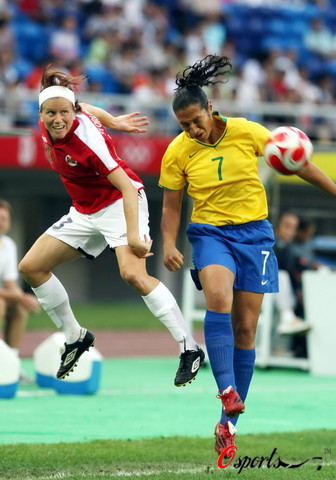 图文-巴西女足2-1挪威进入四强 挪威人头球更好