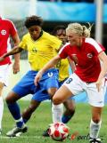 图文-巴西女足2-1挪威进入四强 挪威队寻找战机