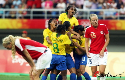 图文-巴西女足2-1挪威进入四强 巴西队抱成一团