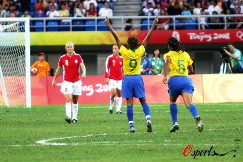 图文-巴西女足2-1挪威进入四强 双手高高指向天空