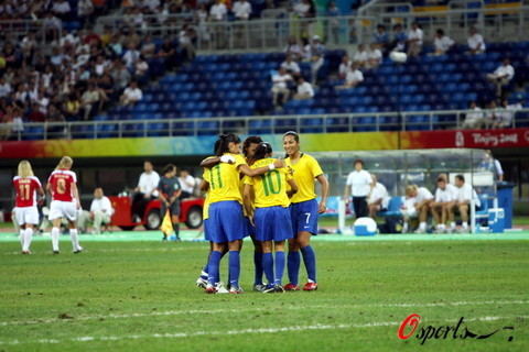 图文-巴西女足2-1挪威进入四强 队友拥抱玛塔
