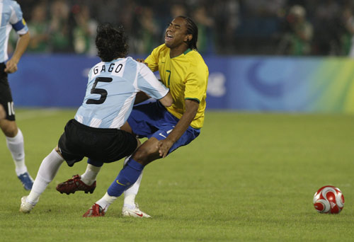 图文-[男足半决赛]巴西VS阿根廷 加戈安德森相撞