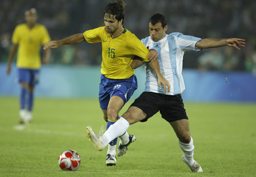 图文-[男足半决赛]巴西VS阿根廷 旁边先出一脚