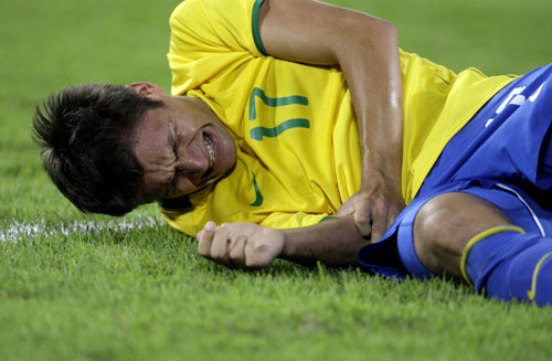 图文-[男足半决赛]巴西VS阿根廷 索比斯倒下