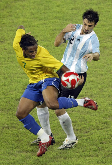 图文-[男足半决赛]巴西VS阿根廷 安德森拼命护球