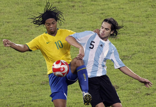 图文-男足半决赛巴西0-3阿根廷 小罗发型有特色