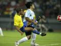 图文-男足半决赛巴西0-3阿根廷 都快铲到腰了