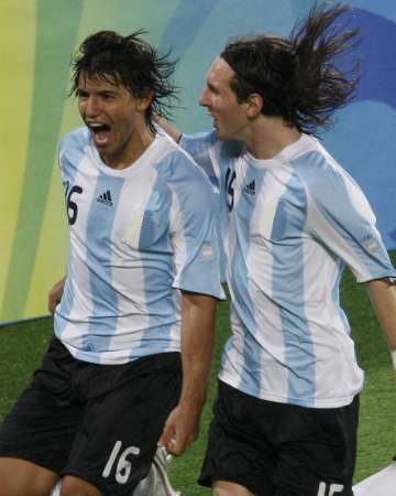 图文-男足半决赛阿根廷胜巴西 庆祝疯狂的进球