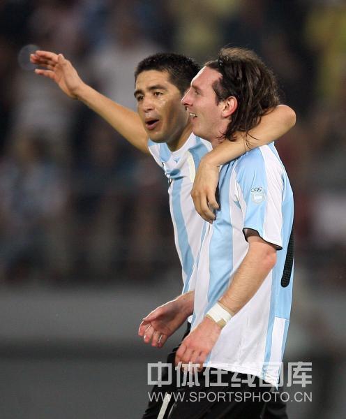 图文-男足半决赛巴西0-3阿根廷 梅西里克尔梅庆祝