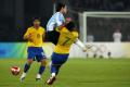 图文-奥运男足巴西VS阿根廷 扎戈飞身冲撞对手