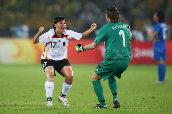 图文-德国女足2-0日本获铜牌 德国姑娘庆祝胜利