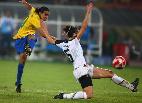 图文-美国胜巴西获女足冠军 玛塔在比赛中射门