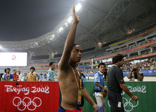 图文-男足巴西胜比利时摘铜 小罗向观众告别