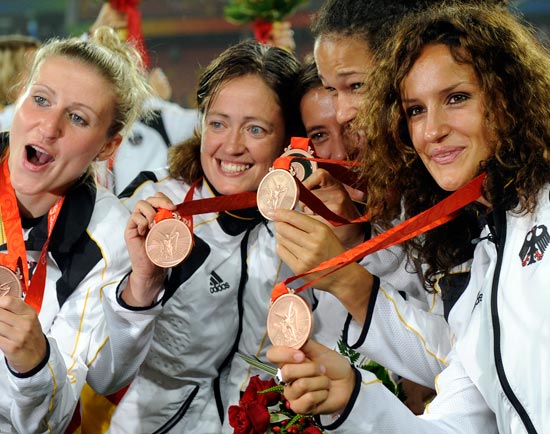 图文-德国女足2-0日本获铜牌 德国队员庆祝