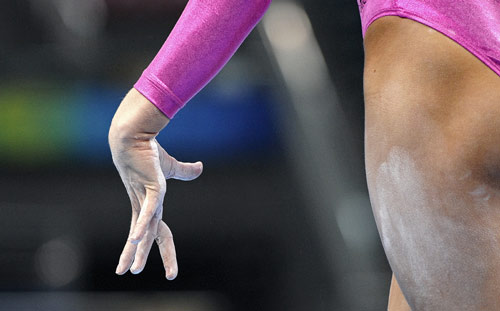 图文-7日各国体操女队赛场训练 准备起步的手势