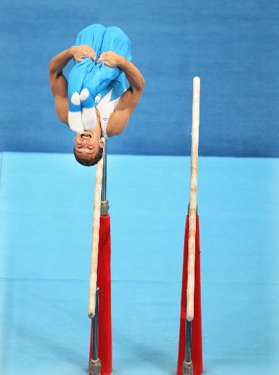 图文-男子体操资格赛开战 沙季洛夫在落地前