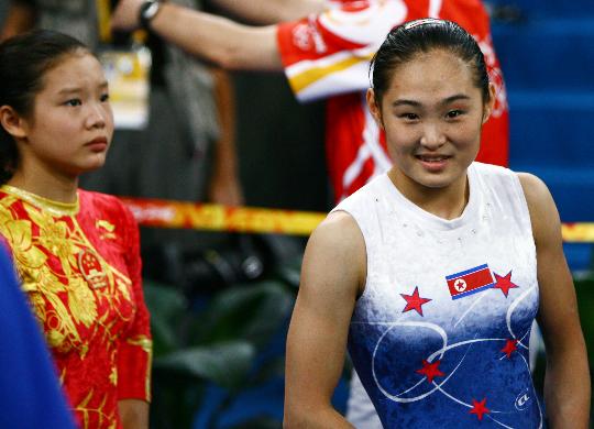 图文-朝鲜选手夺得女子跳马冠军 微笑写在脸上
