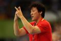 图文-奥运会9日女子手球赛场 韩国教练指挥