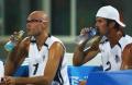 图文-奥运会沙滩排球预赛9日赛场 歇口气喝喝水