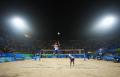 图文-奥运会沙滩排球预赛9日赛场 选手发球瞬间