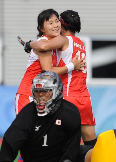 图文-女曲韩国击败日本夺第九 韩国姑娘庆祝进球